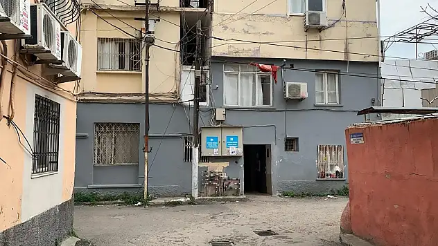 'Arkadaşımız öldürülmüş' diye polisi aradılar, cinayet silahı otomobillerinde çıktı