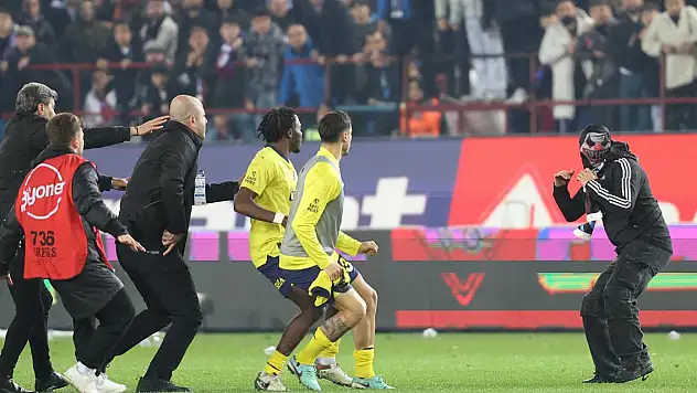 Olaylı maçta sahaya ilk giren maskeli taraftar bakın nereden gelmiş!