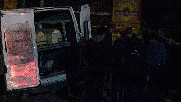 Eşini bıçakla öldüren koca, polis merkezine gidip teslim oldu