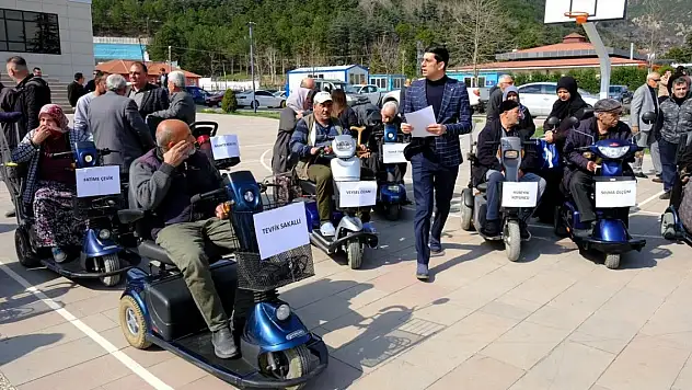 Konya Akşehir'de engelli vatandaşlara akülü araç desteği