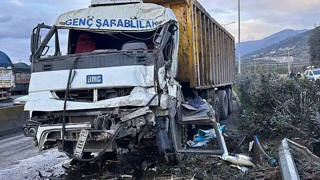 Tır ile kamyon çarpıştı: 3 yaralı