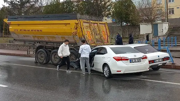 İki otomobil, park halindeki TIR dorsesine çarptı: 5 yaralı