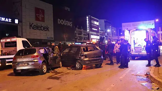 İzmir'deki feci kazada ortalık savaş alanına döndü: 2 ölü, 7 yaralı