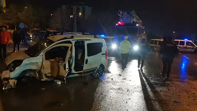 14 araç birbirine karıştı: Yaralılar var