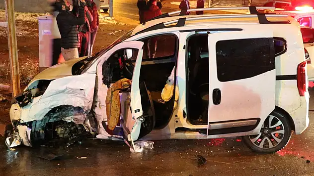 Hafif ticari araç ile kamyonet çarpıştı: 5 yaralı