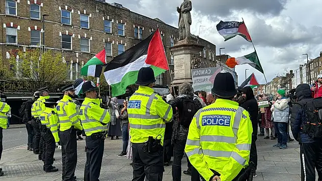 İngiltere'de halk 48 noktada Filistin'e destek için yürüdü