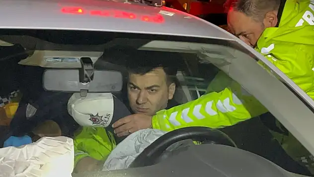 Ekip otosunun bariyere çarptığı kazada 2 polis yaralandı