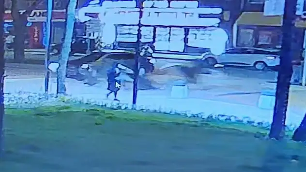 Bursa'da otomobille motosikletin çarpıştığı feci kaza kamerada