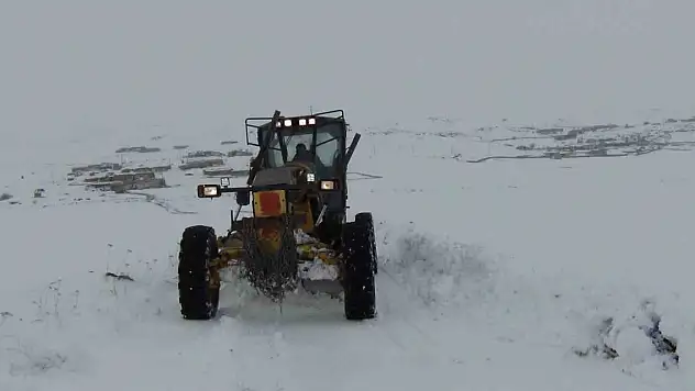 Kar 47 köy yolunu ulaşıma kapadı