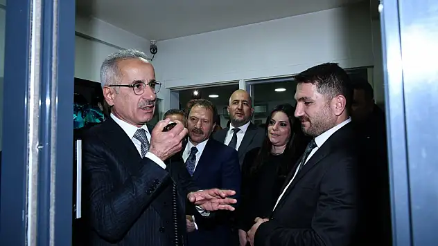 Bakan Uraloğlu telefona bakıp 'Ben bakanım, durakta nöbetçiyim' dedi