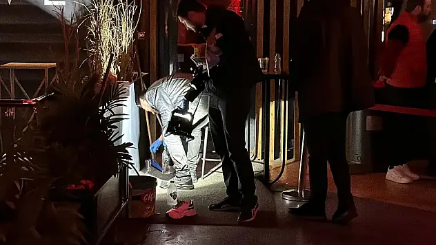 Taciz iddiasıyla çıkarıldı, 1 kişiyi vurdu