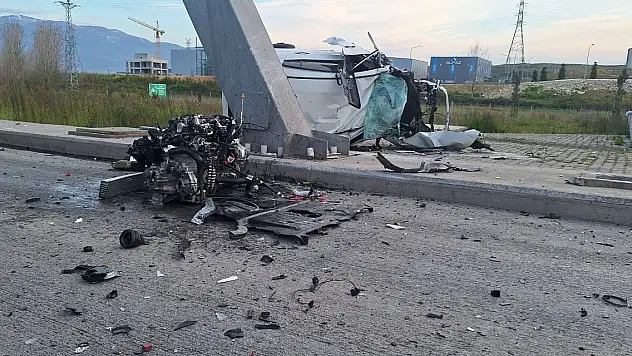 Gişenin beton banketine çarpan otomobilin sürücüsü yaralandı