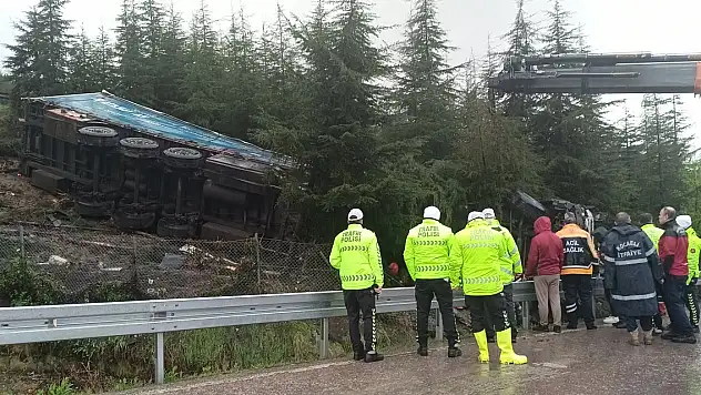 Tır şarampole devrildi: 1 ölü