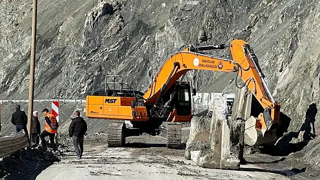 Yüksekova-Van kara yolunda heyelan