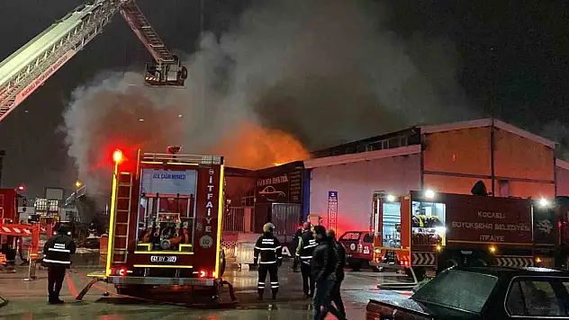 Geri dönüşüm deposu ve 5 iş yerinin küle döndüğü yangında 1 kişi öldü
