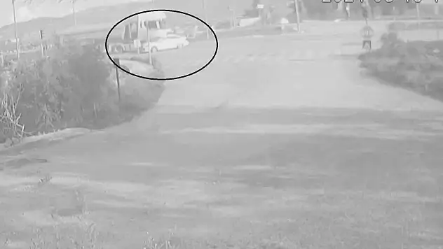 Tır sürücüsünün ani freni faciayı önledi... O anlar güvenlik kamerasına yansıdı