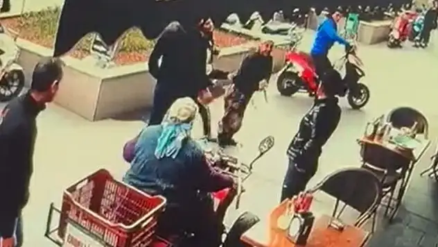 Dilenci, kendisine para vermeyen kadını bıçakla yaraladı