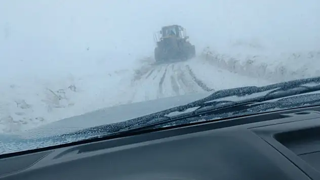 Karda mahsur kalan 8 araç kurtarıldı