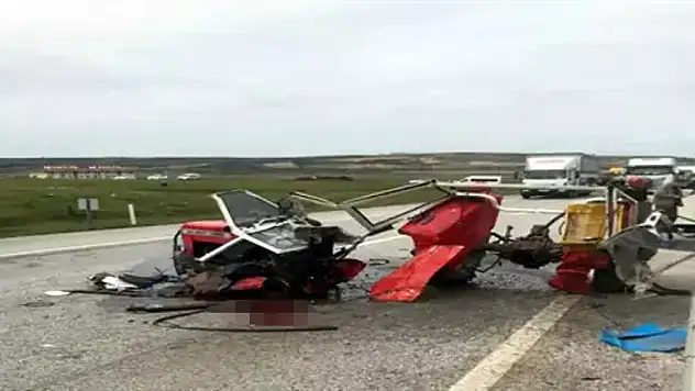 Minibüsle çarpışan traktörün sürücüsü öldü