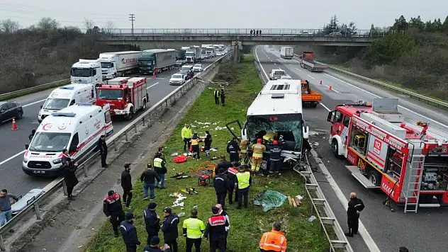 TEM Otoyolu Düzce geçişinde can pazarı: 1'i ağır 17 yaralı
