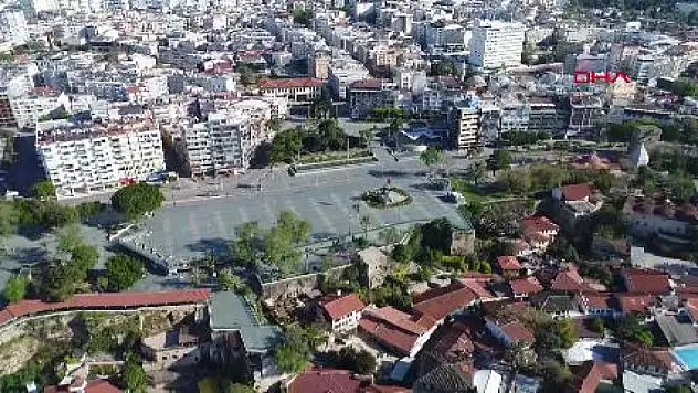 Geceleri nüfusu on binleri geçen mahallede 83 seçmen, 3 muhtar adayı için oy kullanacak