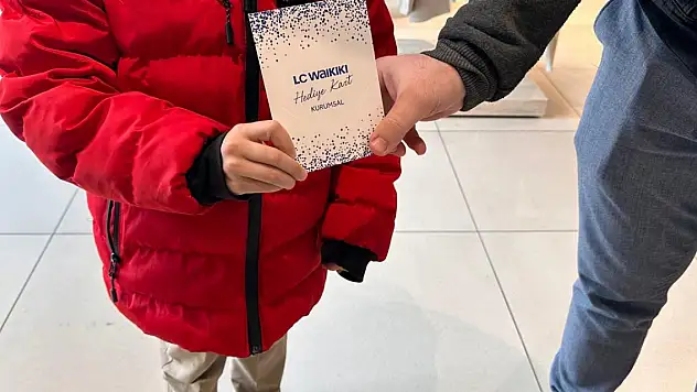 Konya Vakıflar Bölge Müdürlüğü Aksaray'da 100 çocuğa hediye giyim çeki dağıttı