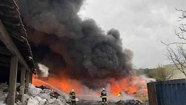 Geri dönüşüm tesisinde yangın: Dumanlar iki ilçeden de görüldü