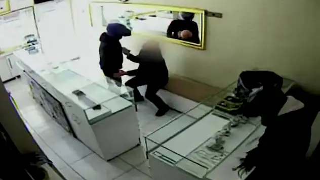 Ankara'da kuyumcu soygunu güvenlik kamerasına yansıdı