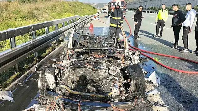 Lüks otomobil alev alev yandı, sürücü son anda canını kurtardı