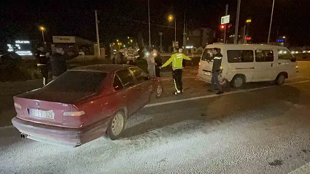 Otomobil kırmızı ışıkta bekleyen minibüse çarptı: 1 yaralı