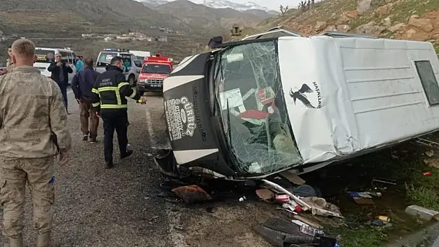 Okul servisindeki 1 öğrenci öldü, 5'i öğrenci 6 kişi yaralandı