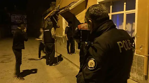 Burdur'da çıkan kavgada bir genç üvey babasını bıçakla yaraladı