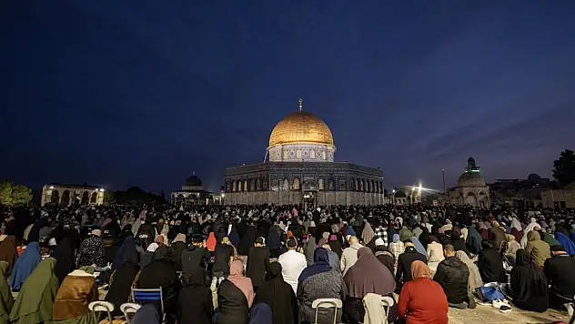 İşgal altındaki Doğu Kudüs'teki Mescid-i Aksa'da 150 bin kişi teravih namazı kıldı