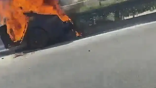 Tesla marka elektrikli otomobil alev alev yandı