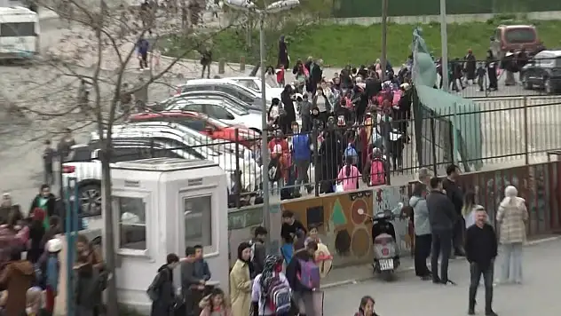 Bu okuldaki seçmen sayısı, 359 ilçenin nüfusundan fazla