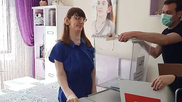 Dünyanın en uzun kadını, oyunu evinde kullandı