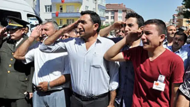 Şehidi kardeşleri asker selamıyla karşıladı