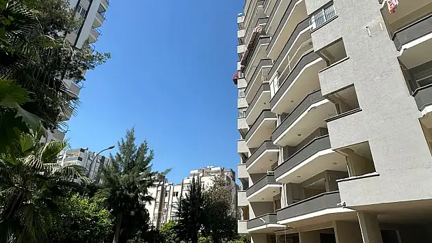 8'inci kattaki daireye giren hırsızlık şüphelisi, çarşaflarla balkondan inerken düşüp öldü