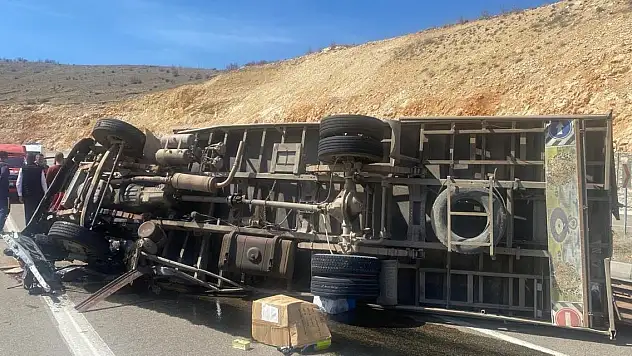 Devrilen kamyondaki 1 kişi öldü, 1 kişi yaralandı