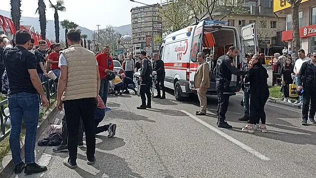 Yaya geçidinde otomobilin çarptığı anne öldü, 2 kızı yaralandı