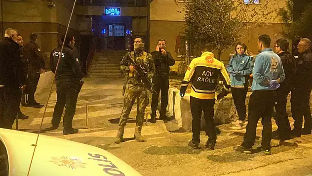 Aranan şahıs ailesini rehin aldı, özel harekat polisi devreye girdi