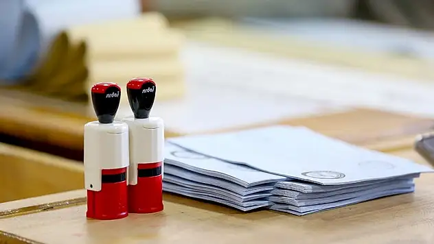 Partilerini değiştirdiler ama koltuklarını korudular