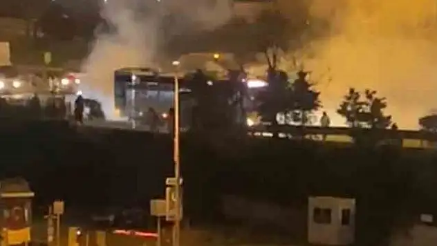 Seyir halindeki otobüsten dumanlar yükseldi