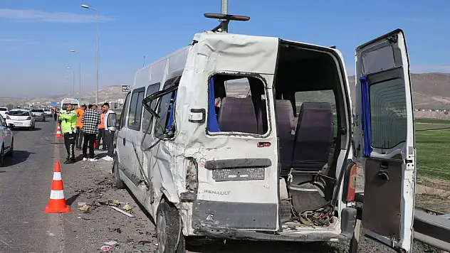 Kayseri'de kamyon, servis minibüslerine çarptı: 1'i ağır, 10 işçi yaralı