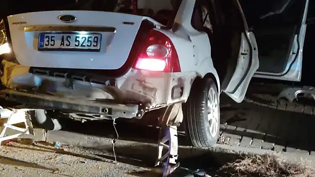 Otomobil önce otobüse sonra ağaca çarptı: 2 ölü, 1 ağır yaralı
