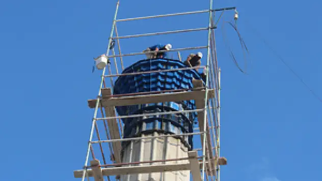 Yıkılan caminin minareleri yeniden yükseliyor