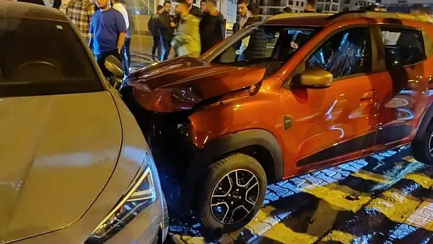 Alkollü sürücü, yaya ve park halindeki araca çarptı: 1 yaralı