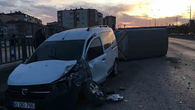 Hafif ticari araçla çarpışan kamyonet devrildi: 2 yaralı