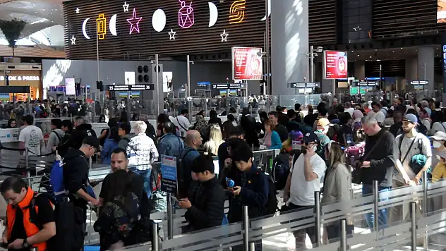Havalimanında bayram tatili yoğunluğu