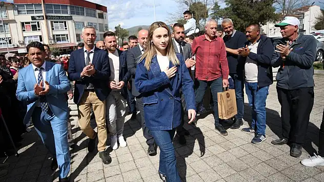 'En genç belediye başkanı' mazbatasını aldı